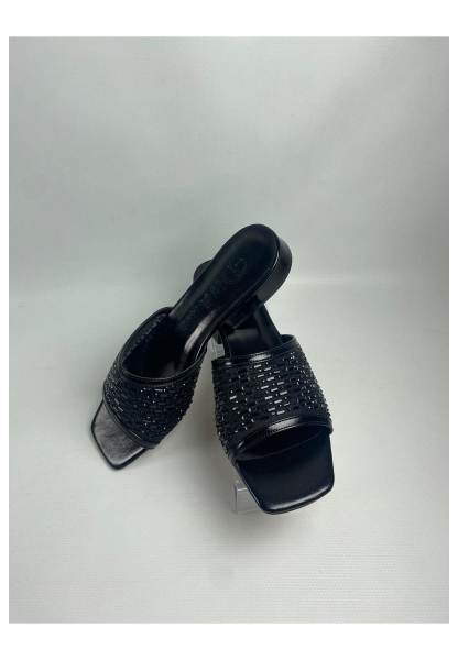 Ortu Siyah Cilt İşlemeli Terlik